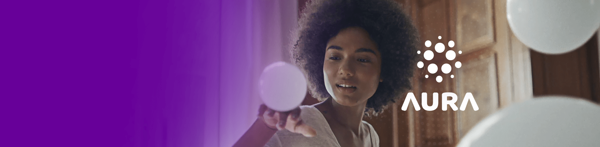 Foto de uma mulher negra brincando com bolhas brancas flutuantes.