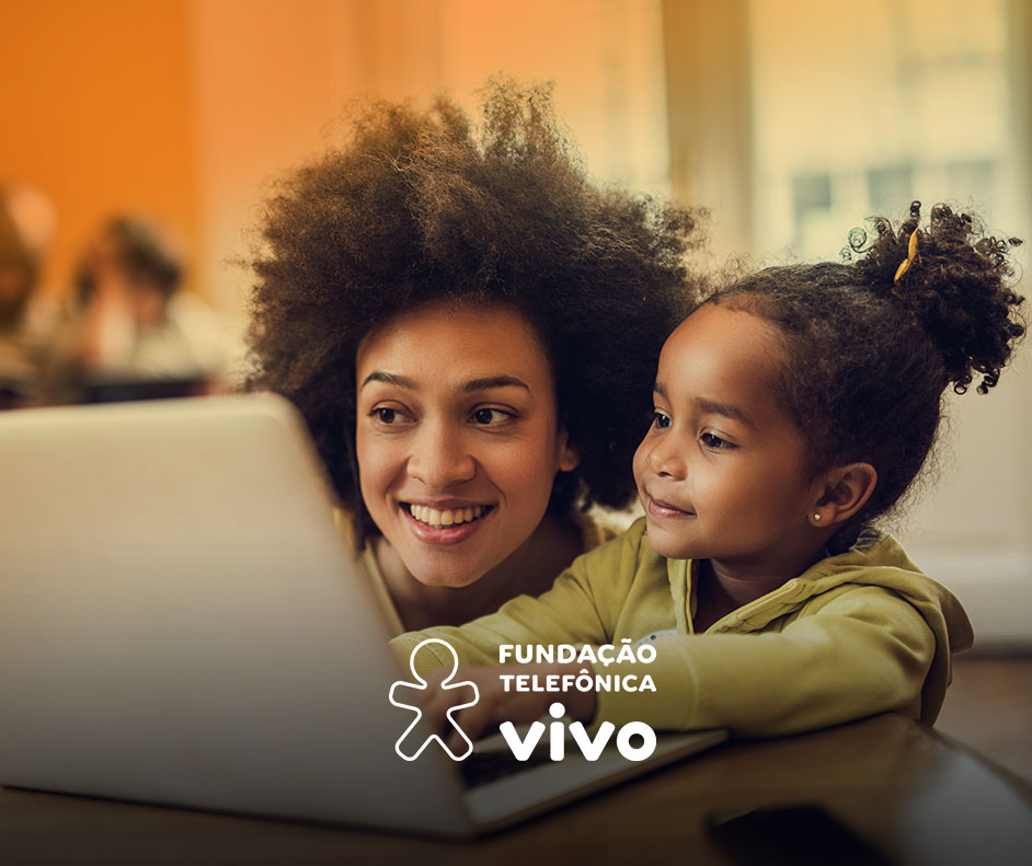 Fotografia de uma mãe e sua filha olhando o notebook. Abaixo, há o logo da Fundação Telefonica Vivo.