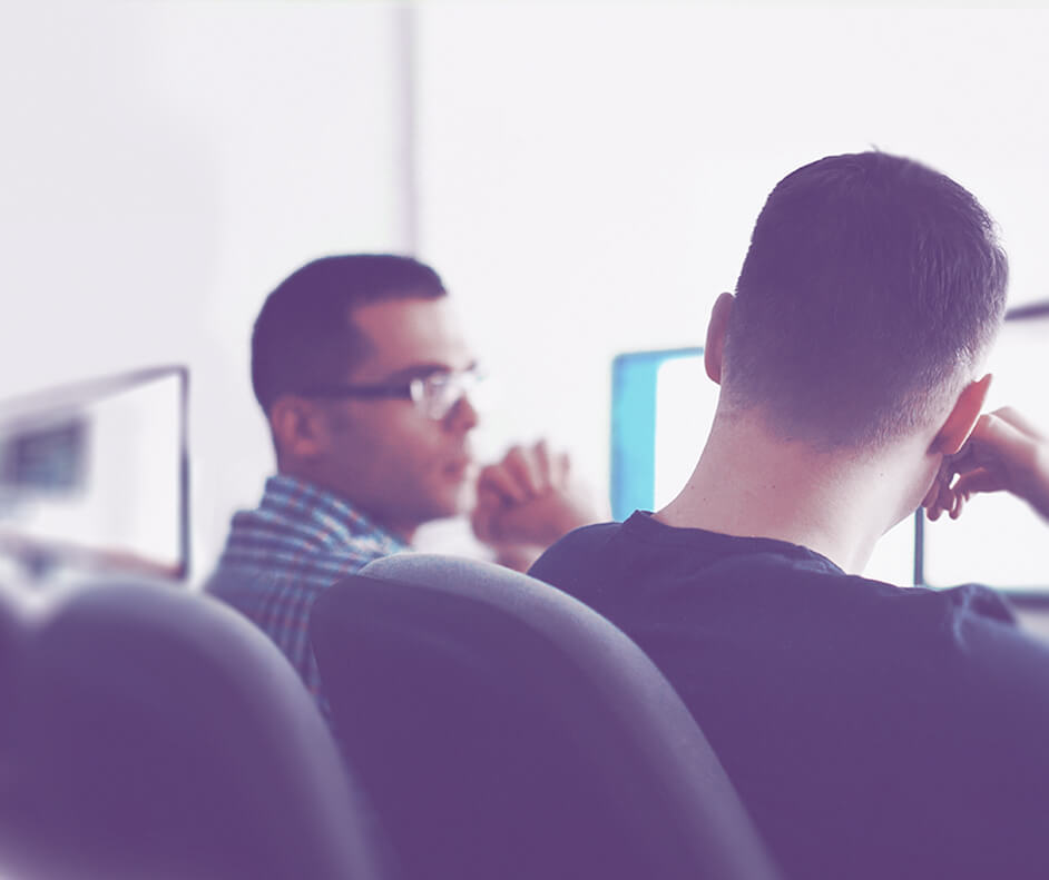 Foto de dois homens concentrados no trabalho.