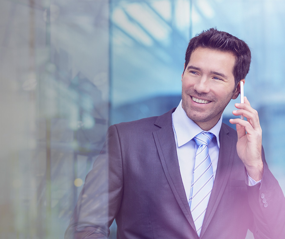 Fotografia de um executivo falando ao telefone.