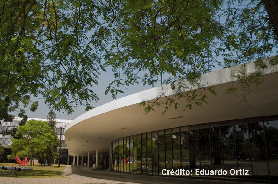 Fotografia da fachada do Museu de Arte Moderna e Contemporânea.