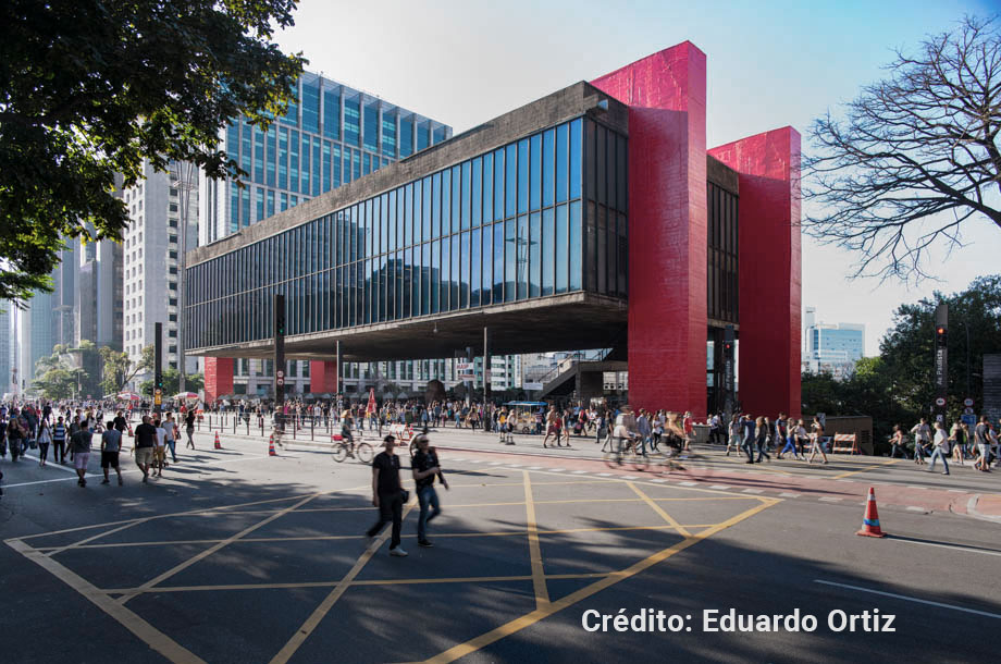 Fotografia da fachada do MASP.