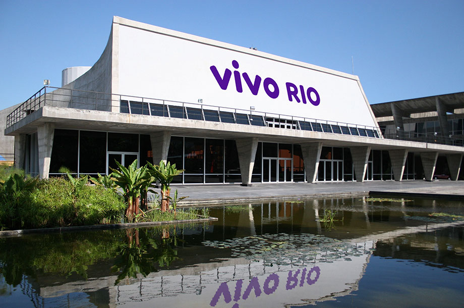 Fotografia da fachada do Teatro Vivo Rio.