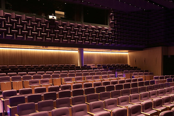 Imagem de uma parte da sala de espetáculos do Teatro Vivo que sugere o sistema de som do lugar.