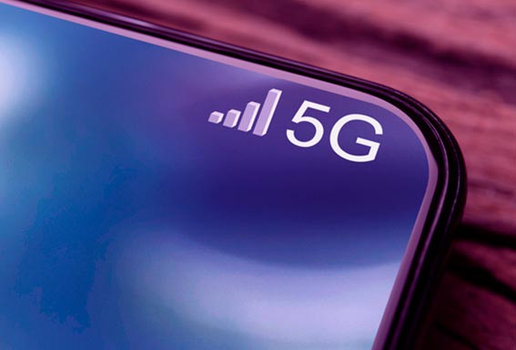 Imagem em destaque do sinal 5G em um celular.