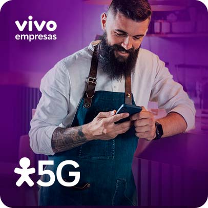 Imagem de um homem barbado mexendo no smartphone e sorrindo. Ao lado logo Vivo 5G