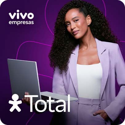 Imagem da Thais Araujo segurando um notebook e sorrindo. Ao lado logo Vivo Total.