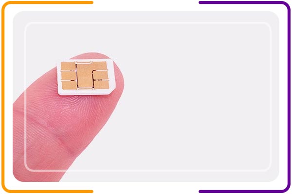 Imagem de um microchip na ponta de um dedo