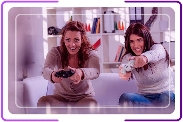 Imagem de duas mulheres jogando videogame.