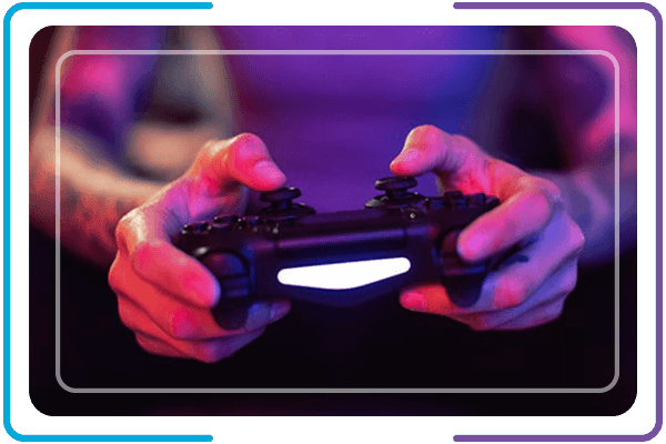 Foto com close nas mão de uma pessoa com um controle de video game.