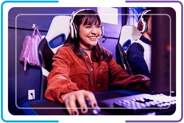 Imagem de uma menina jogando no computador.