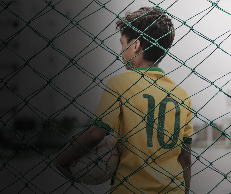 Fotografia de um garoto usando a camisa 10 do time da seleção brasileira de futebol.