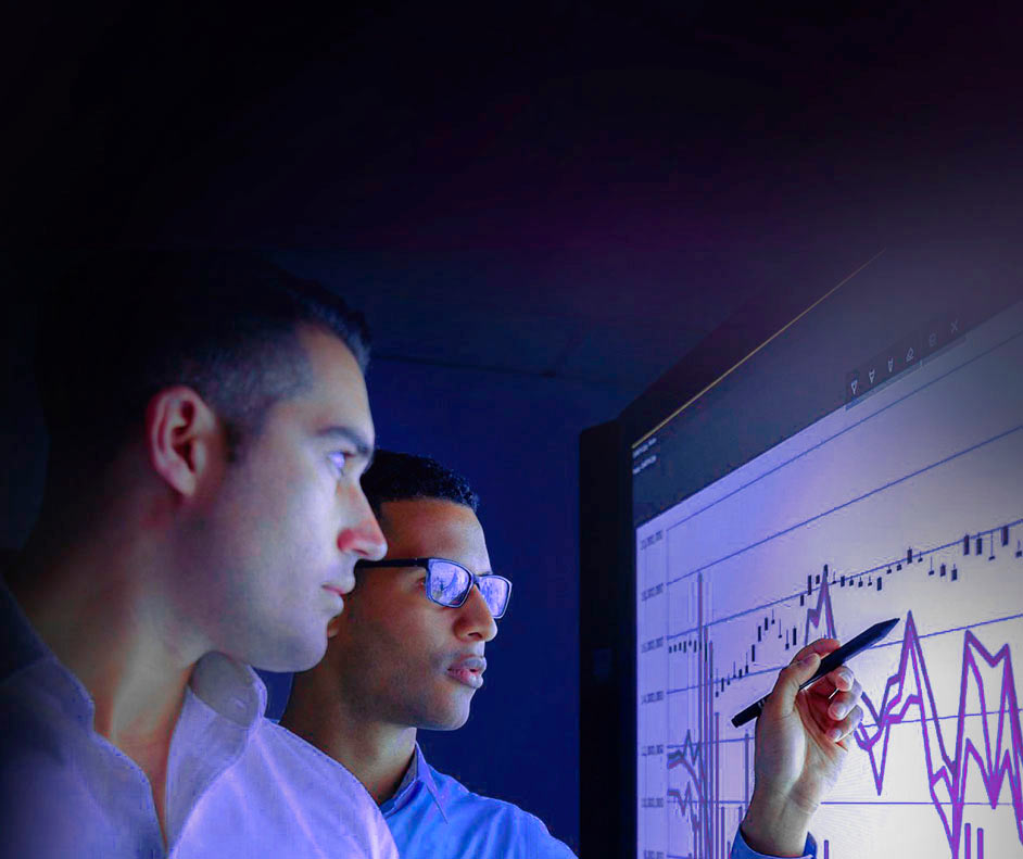 Foto de dois homens analisando um gráfico.