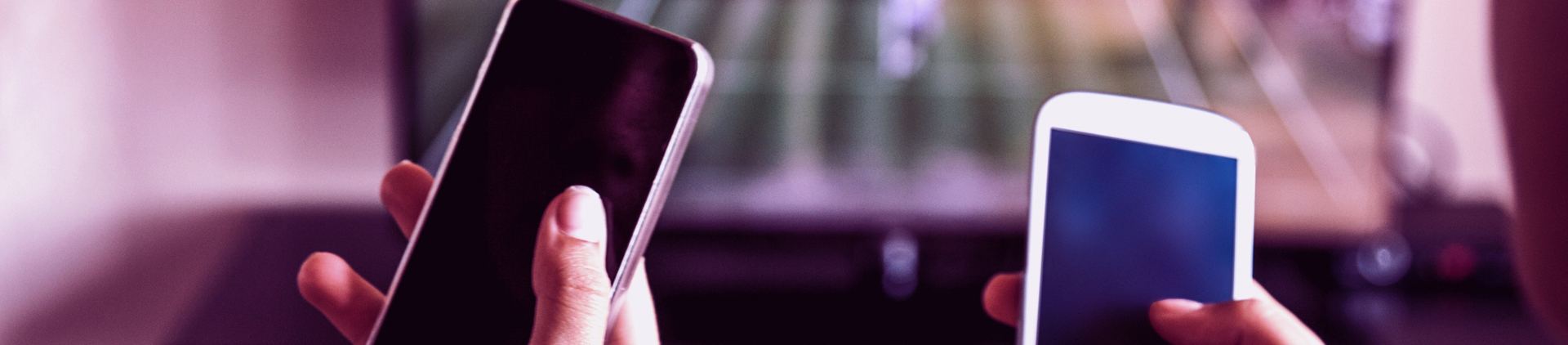 Pessoa apontando celular para TV para tentar espelhá-lo