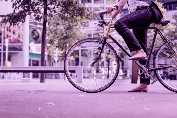 Mulher andando de bicicleta