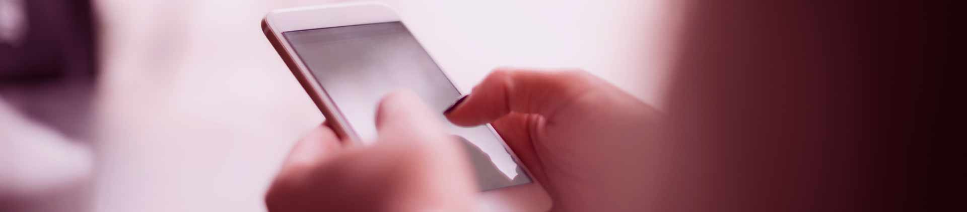 Pessoa mexendo no celular enquanto ele está atualizando