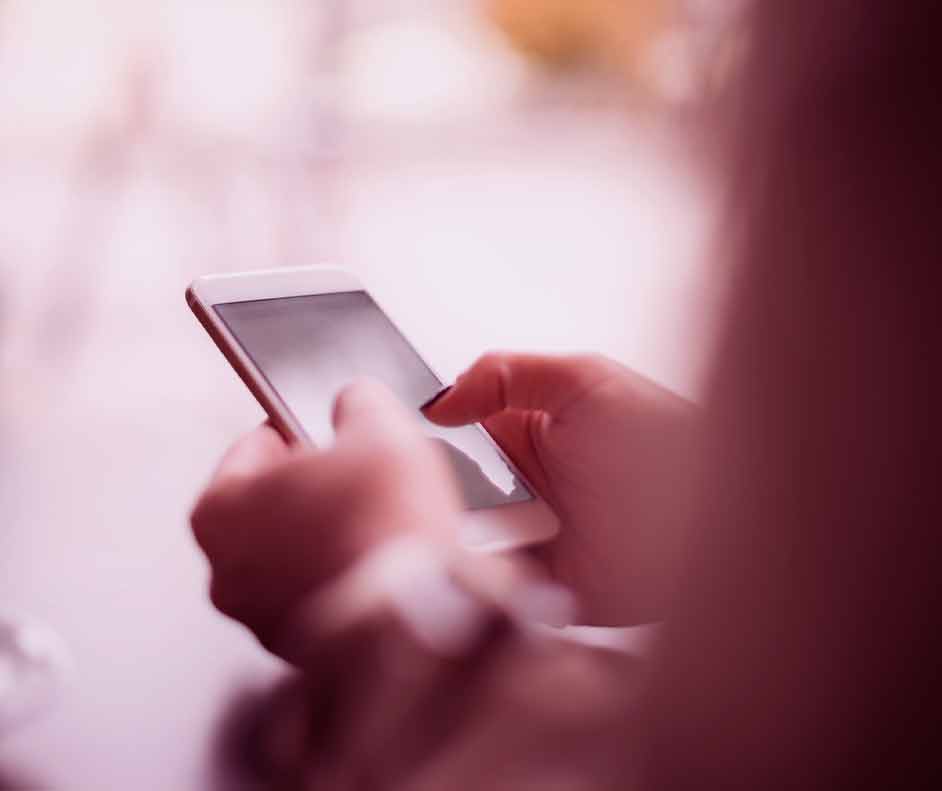 Pessoa mexendo no celular enquanto ele está atualizando