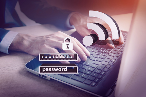 Pessoa usando usando wifi no notebook, ilustrações de um cadeado e senha criptografada