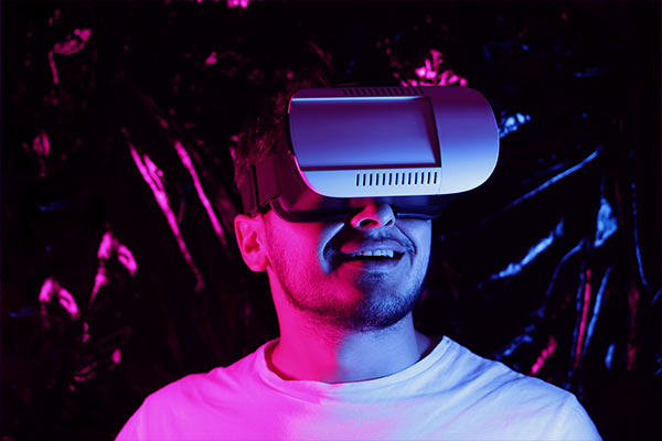 Pessoal com óculos 3D no metaverso. 