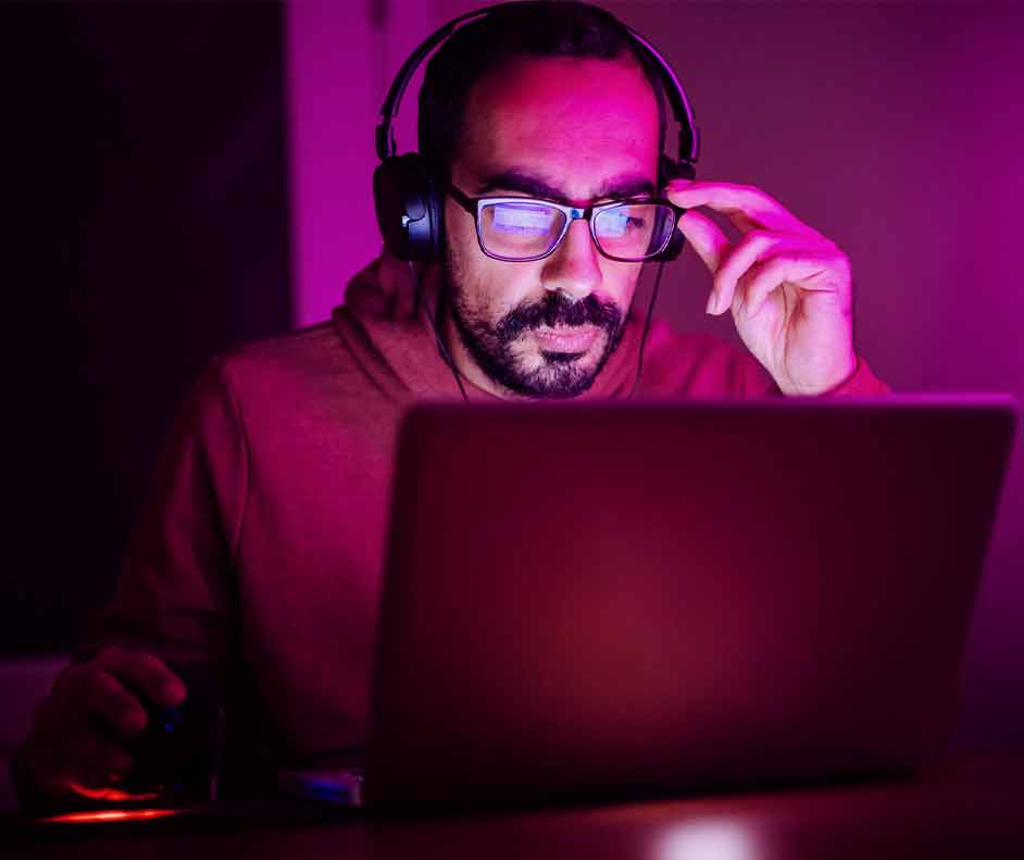 Homem concentrado, pesquisando em notebook sobre como gravar a tela do PC