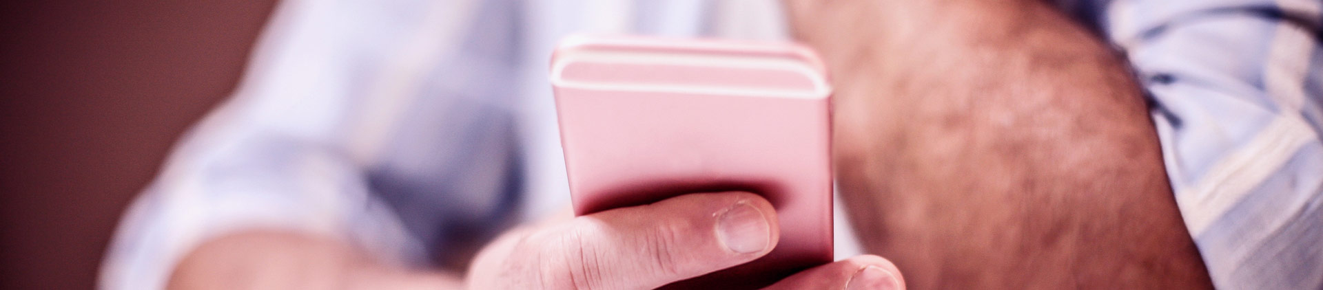 Imagem de homem usando smartphone