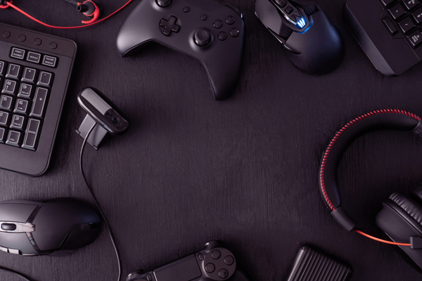 Imagem de vários periféricos para computador: mouse, fone de ouvido, teclado, controle de video game