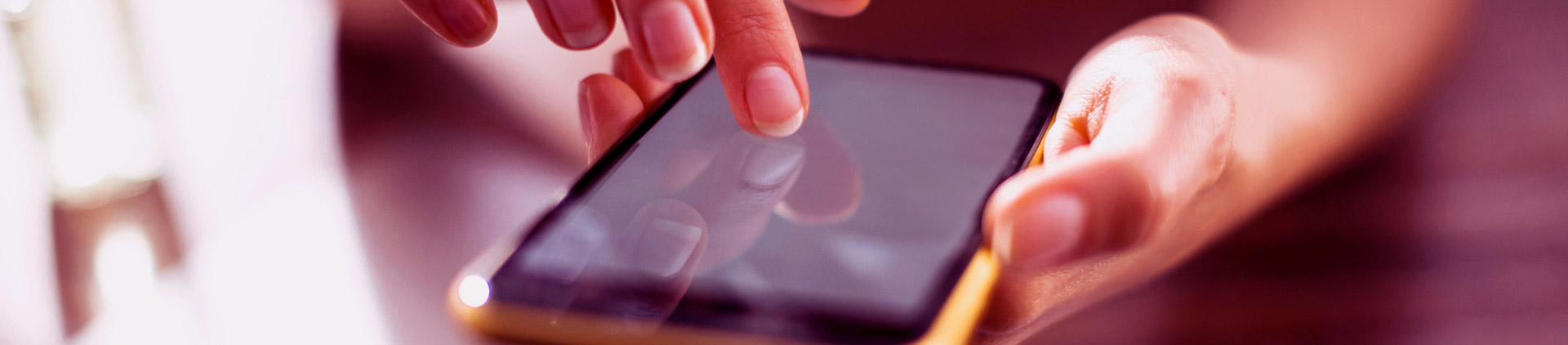Pessoa digitando no celular. Ela está pesquisando sobre como recuperar contatos apagados