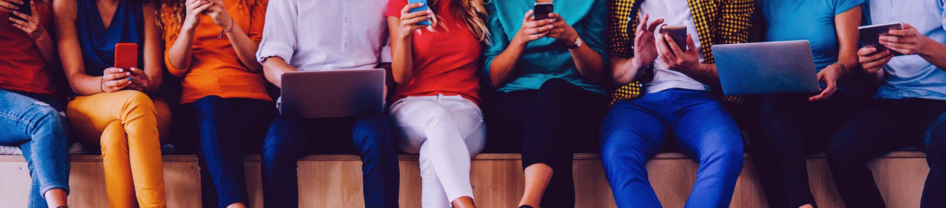 imagem de um grupo de pessoas com celular na mão tentando rotear internet
