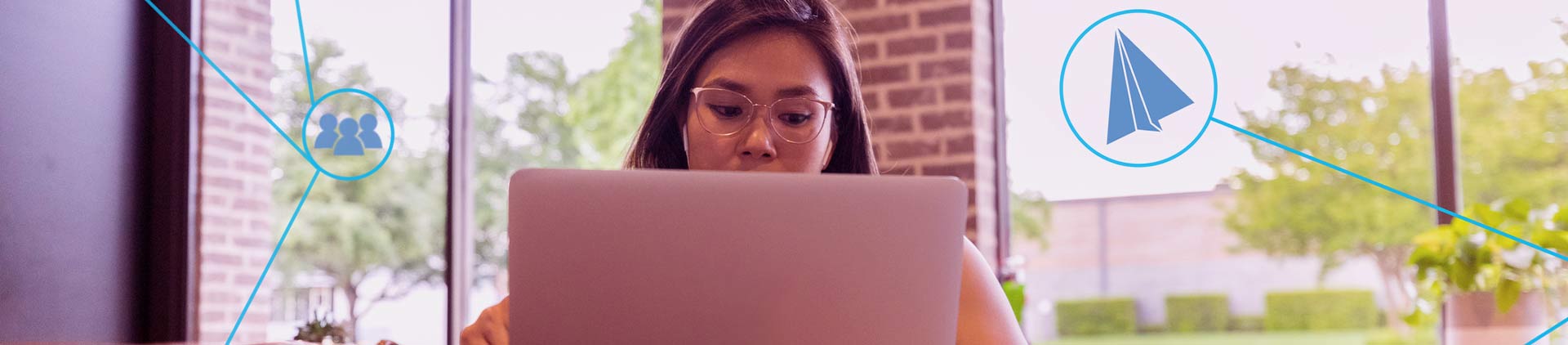Imagem de uma mulher mexendo no notebook tentando saber seu endereço de IP