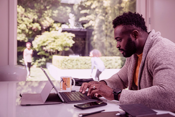Imagem de um homem trabalhando no notebook.