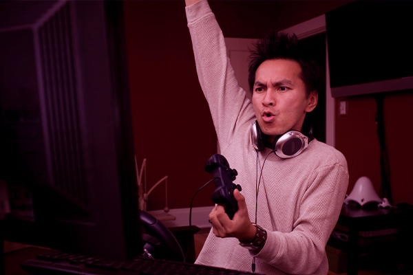 Imagem de um homem comemorando uma vitória no videoagame.