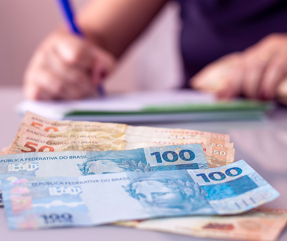Imagem de notas de R$100 e R$50