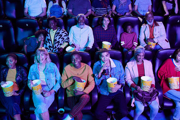 Imagem de pessoas em uma sessão de cinema.