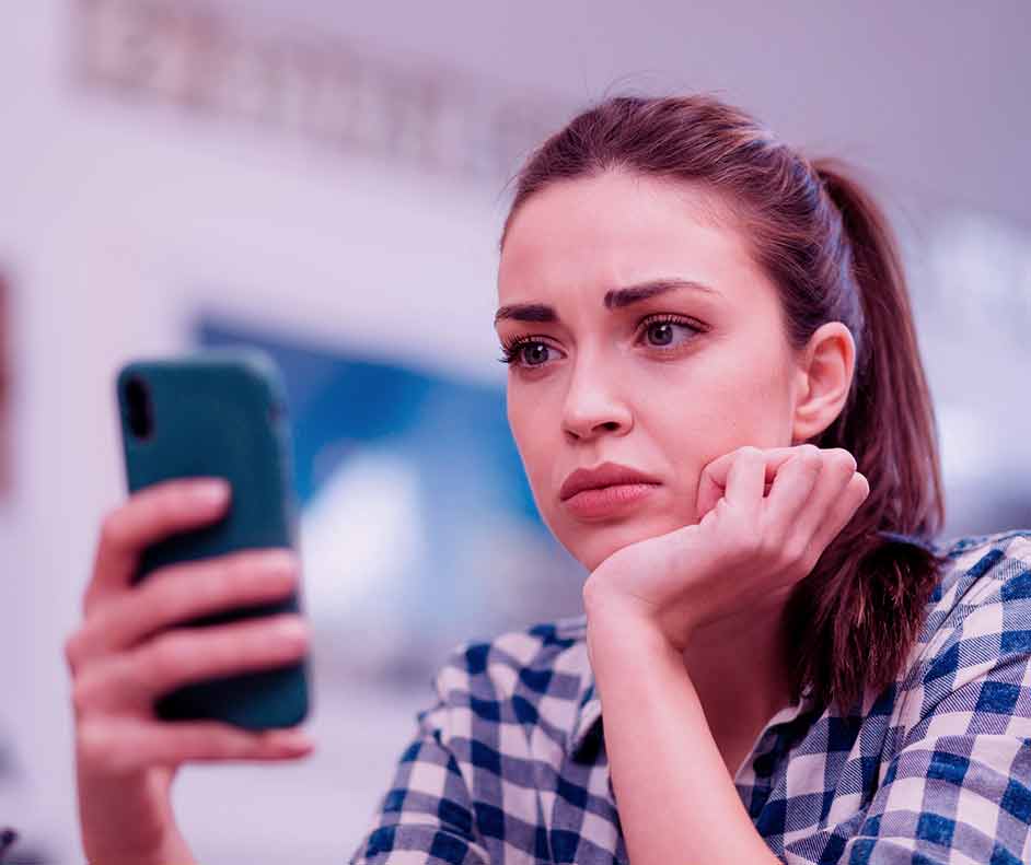 Garota segurando o celular olhando para a tela insatisfeita porque os dados móveis não funcionam