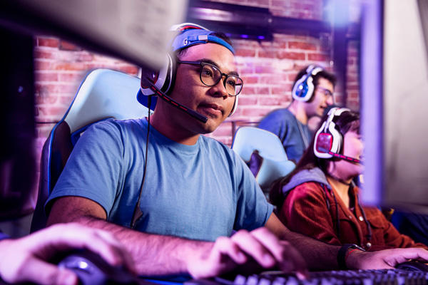 Imagem de um grupo de jovens jogando no computador.