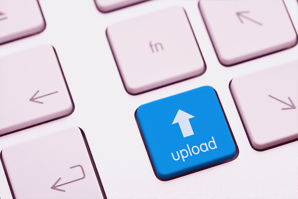 Imagem de uma tecla "download" em um teclado de computador.