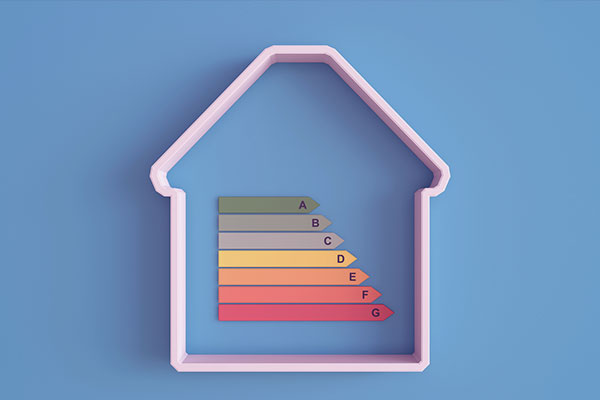 Contorno de uma casa com com os selos indicativos de eficiência energética.