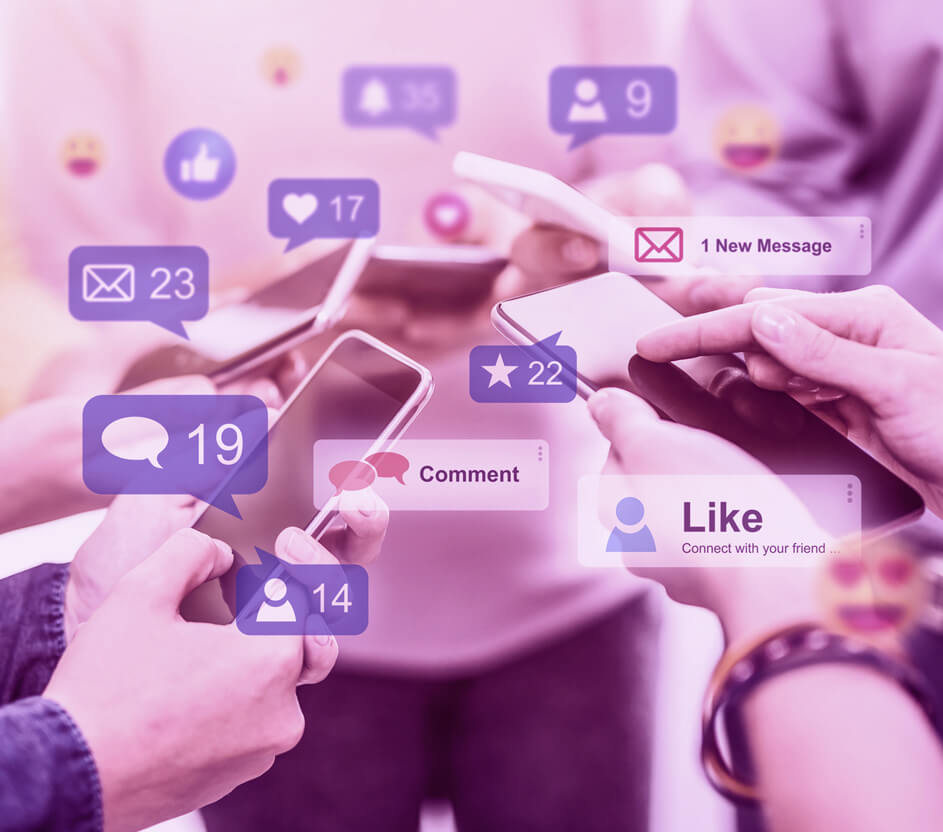 Composição de vários ícones e notificações de redes sociais sobre a foto de quatro pessoas usando celulares