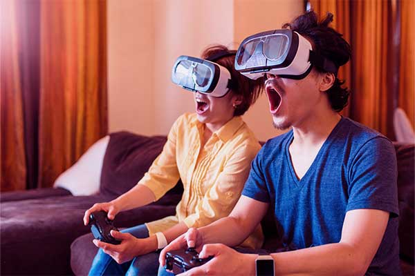 Homem e mulher se divertindo ao jogar jogos com realidade virtual 
