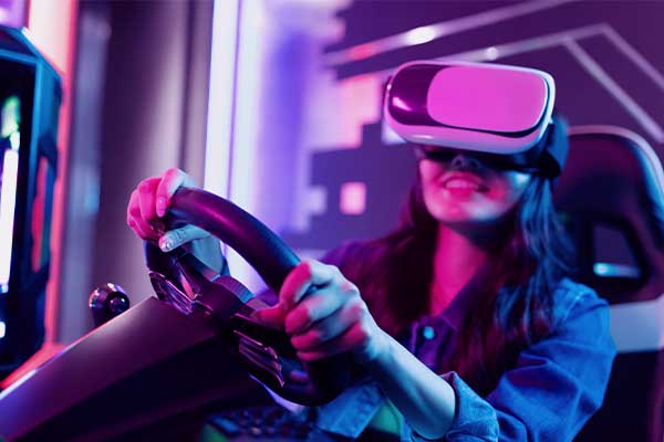 Menina se divertindo ao jogar em um simulador de carros de realidade virtual..