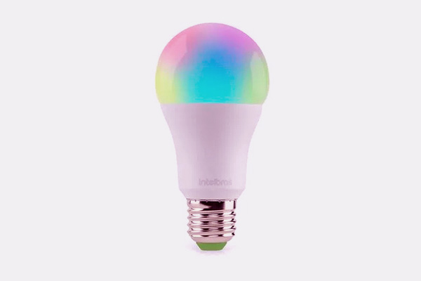 Foto da Lâmpada Smart Intelbrás acesa com várias cores