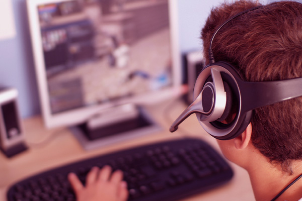 Imagem de um homem jogando videogame em um computador.
