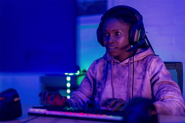 Imagem de uma mulher jogando videogame