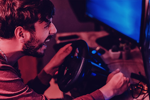 Imagem de um homem jogando videogame.