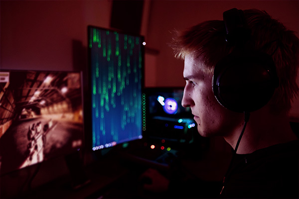 Imagem de um homem jogando videogame em um computador.