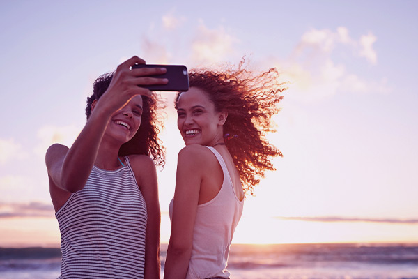 Mulher tirando uma selfie com o celular