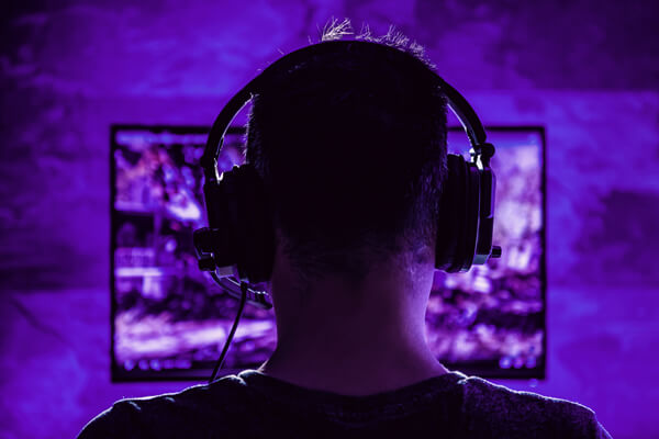 Imagem de um homem jogando em um pc gamer.
