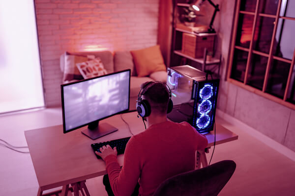 Imagem de um homem jogando em um pc gamer.