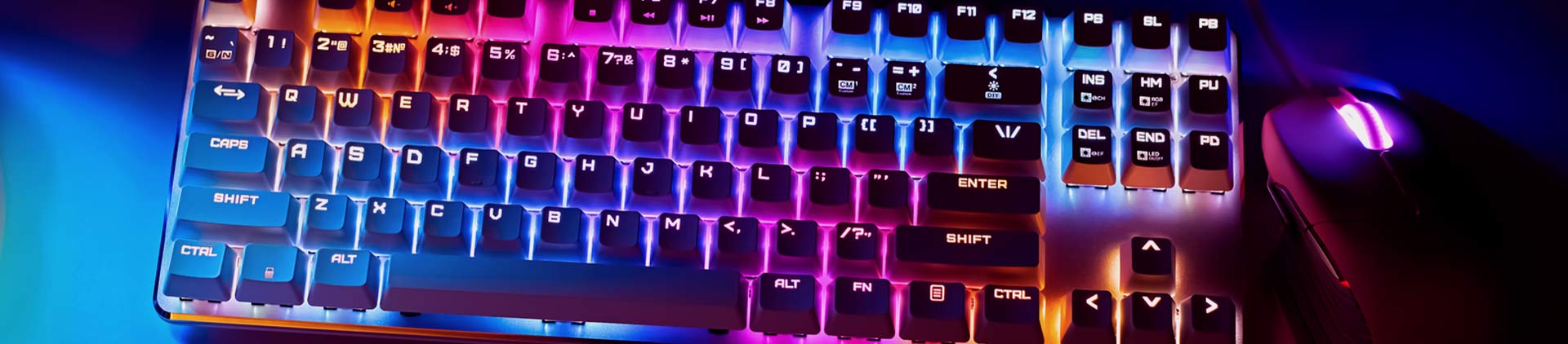 Imagem de um teclado gamer com luzes led.