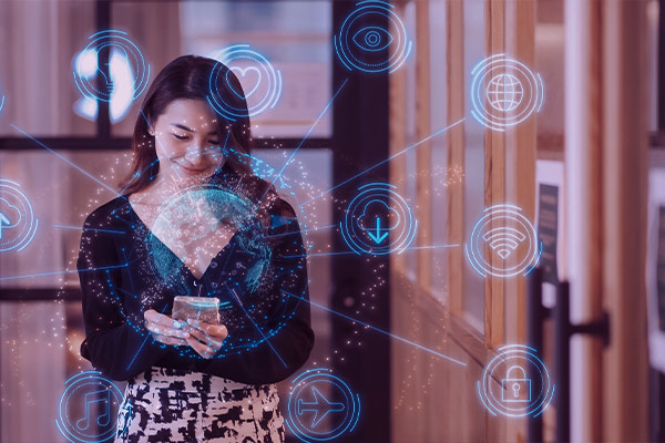 Imagem de uma mulher usando um celular. Sobre a foto, ilustrações de wi-fi, segurança e cloud.